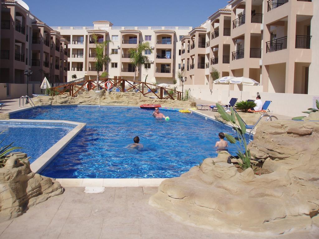 Royal Seacrest Apartments Aphrodite Hills Buitenkant foto